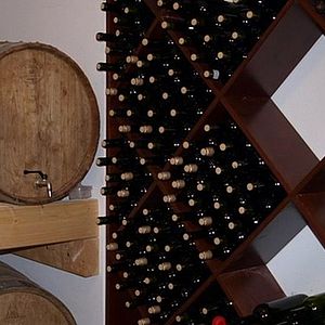 Weinfass und -flaschen - KALAMAKI HOLIDAYS