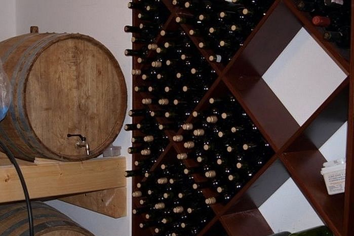 Weinfass und -flaschen - KALAMAKI HOLIDAYS
