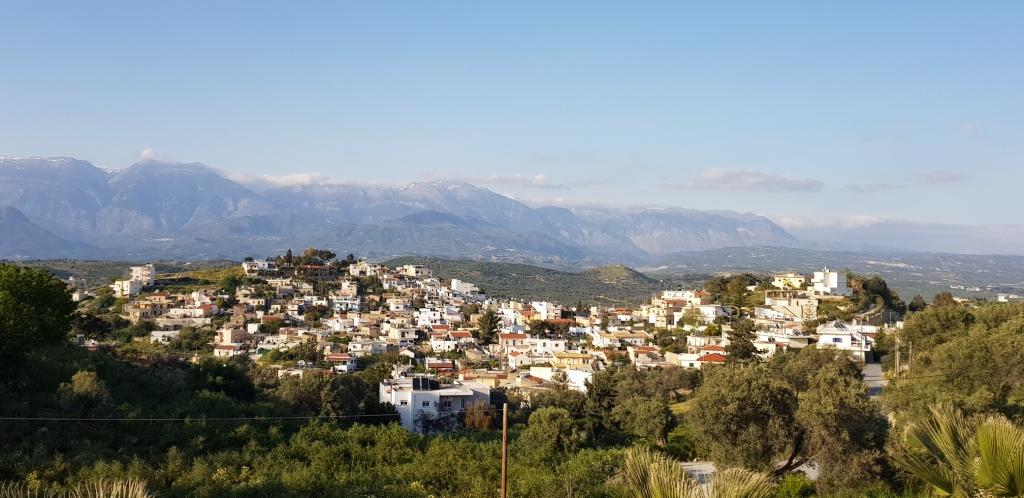 Ausblick auf die Stadt Kamilari im Frühling